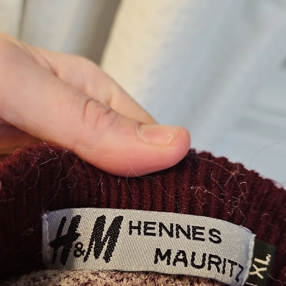 H&M Men's Maroon and Cream Crewneck Sweater
